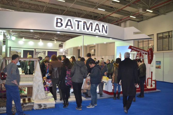 izmir-fuarinda-batman-standi-001.jpg