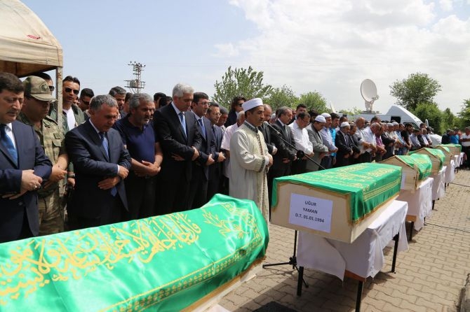 PKK'nın katlettiği 13 kişinin cenazesi Tanışık köyünde galerisi resim 11
