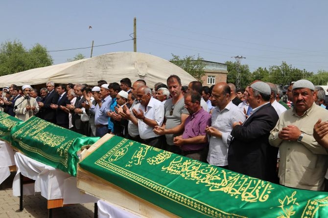 PKK'nın katlettiği 13 kişinin cenazesi Tanışık köyünde galerisi resim 12