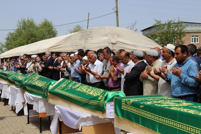 PKK'nın katlettiği 13 kişinin cenazesi Tanışık köyünde galerisi resim 14