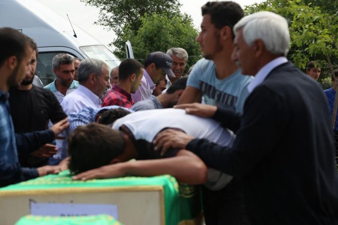 PKK'nın katlettiği 13 kişinin cenazesi Tanışık köyünde galerisi resim 9