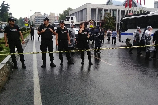 İstanbul'da polis aracına saldırı galerisi resim 10