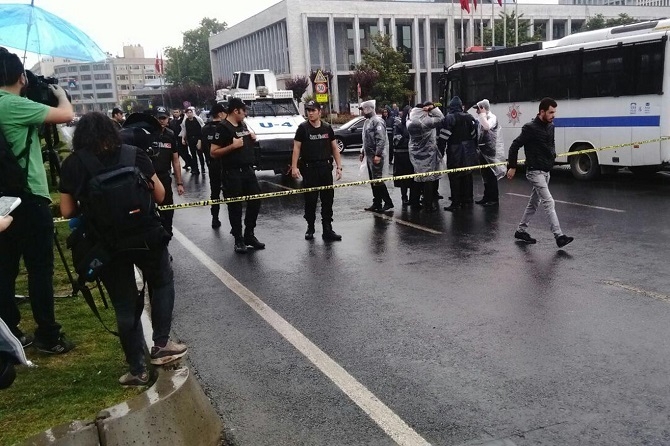 İstanbul'da polis aracına saldırı galerisi resim 2