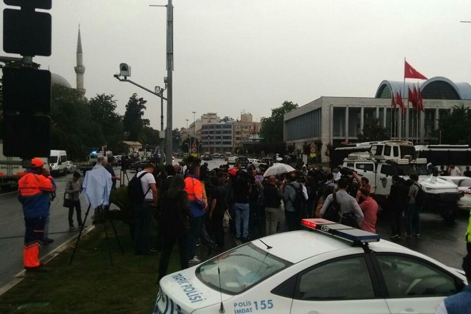 İstanbul'da polis aracına saldırı galerisi resim 3