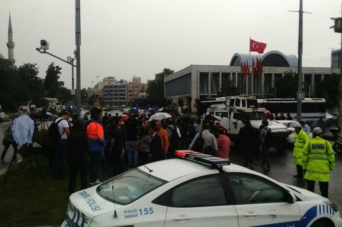 İstanbul'da polis aracına saldırı galerisi resim 4