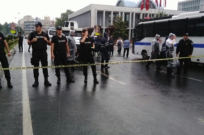 İstanbul'da polis aracına saldırı galerisi resim 6