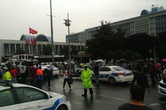 İstanbul'da polis aracına saldırı galerisi resim 7