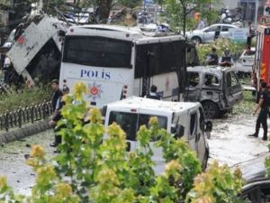 İstanbul'da polis aracına saldırı
