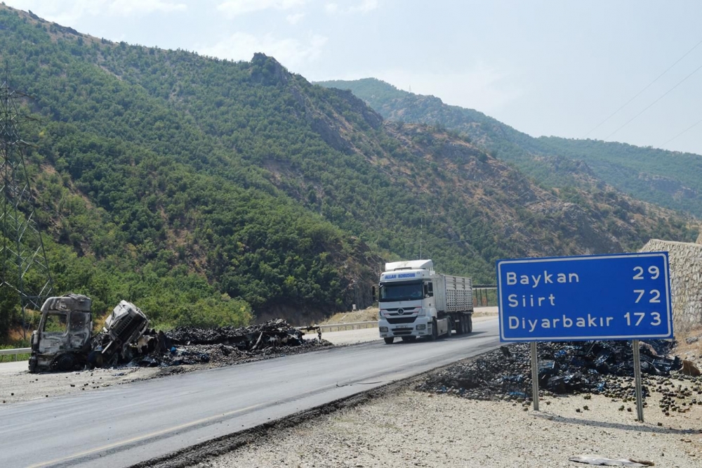 İşte PKK’nin Bitlis’te ateşe verdiği araçlar! galerisi resim 13
