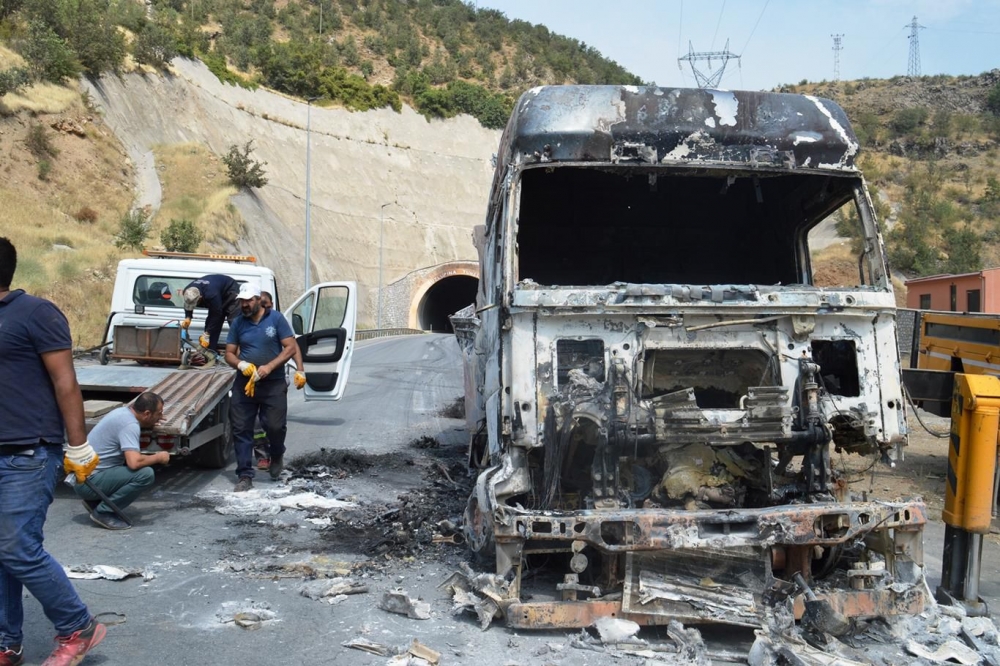 İşte PKK’nin Bitlis’te ateşe verdiği araçlar! galerisi resim 20