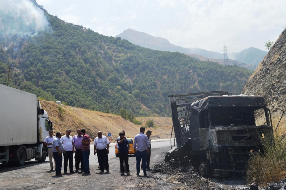 İşte PKK’nin Bitlis’te ateşe verdiği araçlar! galerisi resim 8