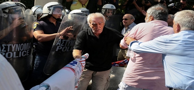 Yunanistan'da Mali kriz emeklileri sokağa dökti galerisi resim 6
