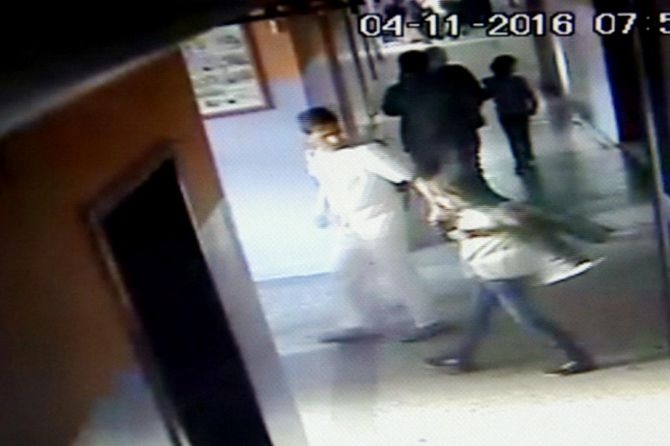 Diyarbakır saldırısında okulda yaşanan korku kameralara yansıdı! galerisi resim 7