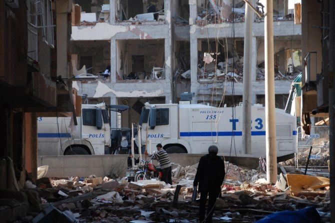 Bombalı saldırıya uğrayan emniyet binası yıkılıyor galerisi resim 8