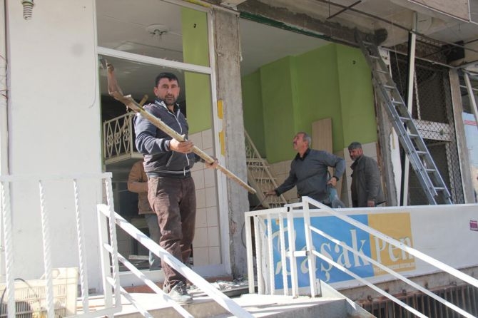 Bombalı saldırı mağduru esnaf yaralarını sarıyor galerisi resim 11