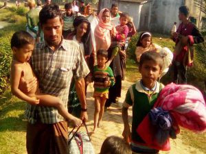 Arakanlı Müslümanlar Bangladeş’e geçmeye çalışıyor