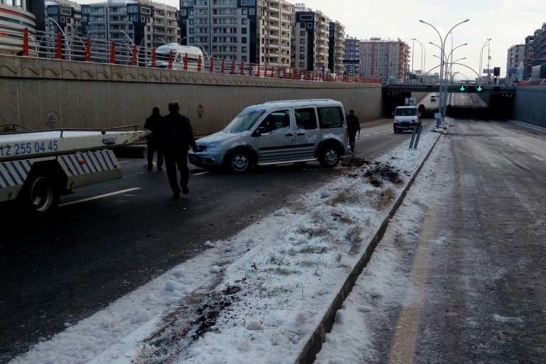 Yolun buzlanması Trafik kazasına sebep oldu galerisi resim 11