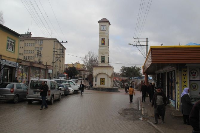 DBP'li belediyenin "Êzidilik"i simgeleyen saat kulesi tep galerisi resim 3