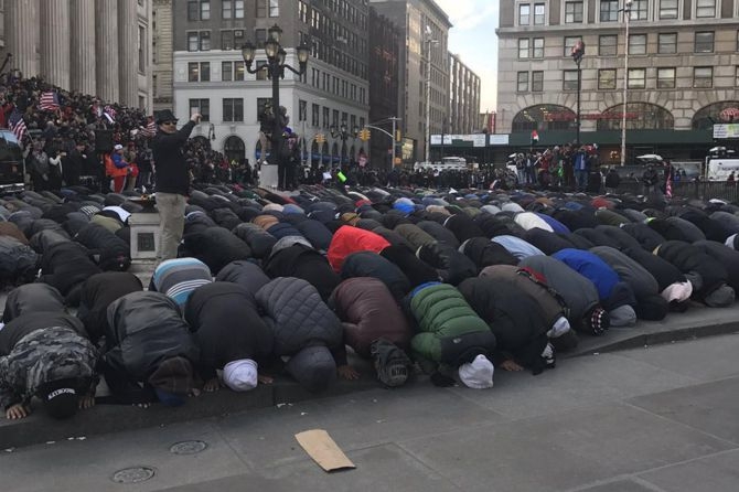 Müslümanlar New York'ta Trump'ı protesto etti galerisi resim 3