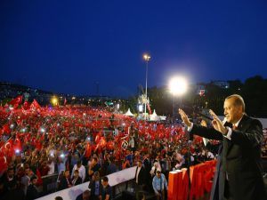 Erdoğan: Milletimiz o gece imanıyla en modern silahlara galebe çaldı
