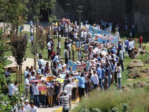 Diyarbakır'da çocuklardan namaz yürüyüşü