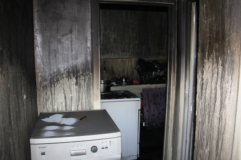 Sur’u terk etmek isteyen bir ailenin evi ateşe verildi galerisi resim 4