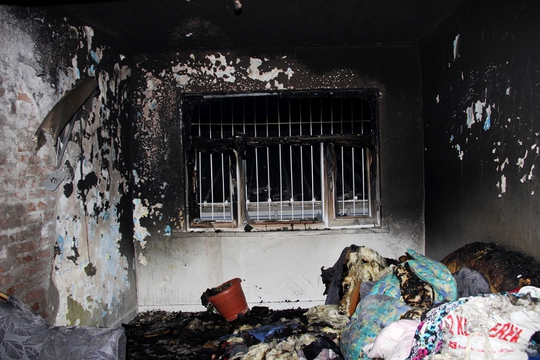 Sur’u terk etmek isteyen bir ailenin evi ateşe verildi galerisi resim 6