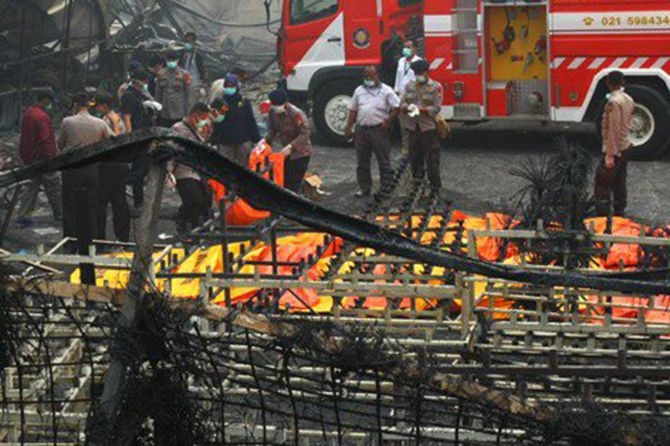 Endonezya'daki patlamada ölenlerin sayısı 47'ye yükseldi galerisi resim 10