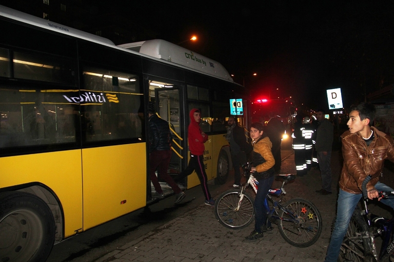 Belediye otobüsü ateşe verildi galerisi resim 1