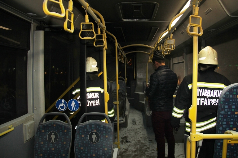 Belediye otobüsü ateşe verildi galerisi resim 10