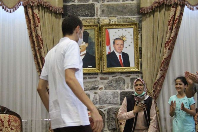 ​2 yıldır evlat nöbetindeydiler: PKK'nın kaçırdığı çocuklarına kavu galerisi resim 15