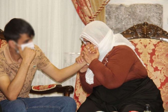​2 yıldır evlat nöbetindeydiler: PKK'nın kaçırdığı çocuklarına kavu galerisi resim 2