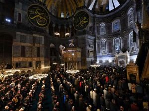 Ayasofya'da 88 yılın ardından ilk teravih kılındı