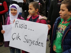 Türkiyede'ki Suriyeliler Rusya'yı protesto etti!