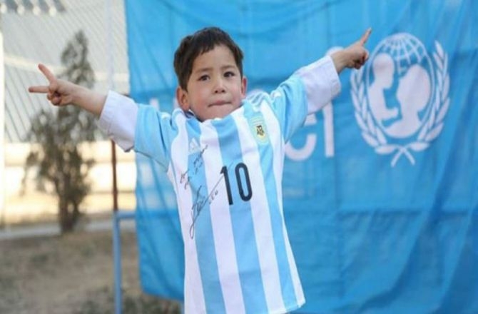 Messi'nin minik hayranı hayaline kavuştu galerisi resim 1