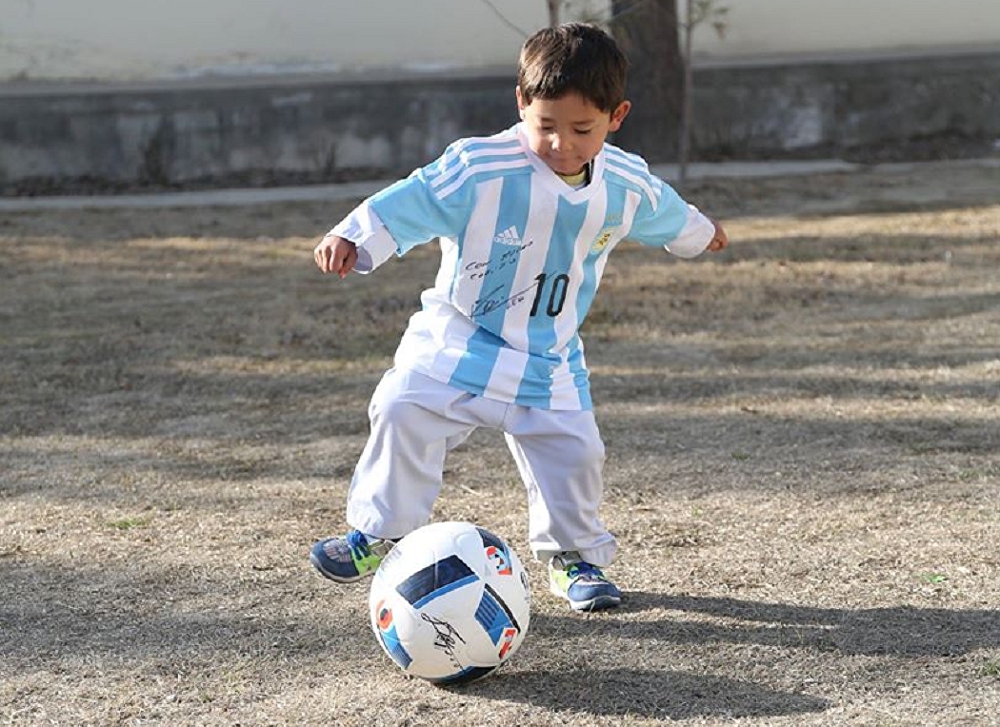 Messi'nin minik hayranı hayaline kavuştu galerisi resim 3