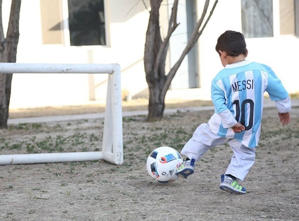 Messi'nin minik hayranı hayaline kavuştu galerisi resim 4
