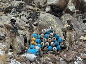 Ağrı'da 2 mağarada PKK/KCK barınma alanlarında malzeme ele geçirildi