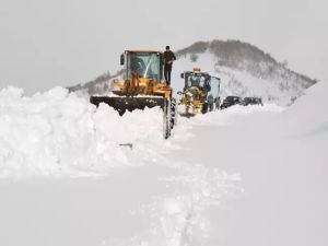 Kastamonu'da kar yağışı nedeniyle yollar kapandı
