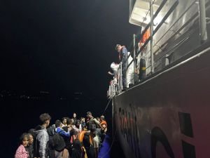 Çanakkale açıklarında 54 düzeniz göçmen yakalandı