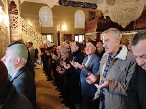 Filistinli şehidler için gıyabi cenaze namazı kılınıp dua edildi