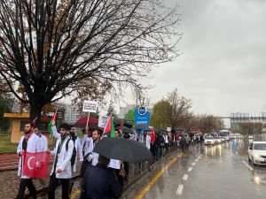 Hekimler yağmur altında Filistin için sessiz yürüyüş yaptı