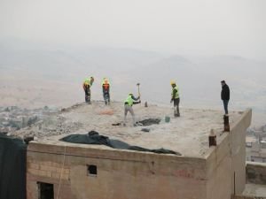 Tarihi Mardin’in gün yüzüne çıkması için betonarme binaların yıkımı devam ediyor