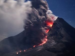 Lewotobi Yanardağı'nda yeniden patlama