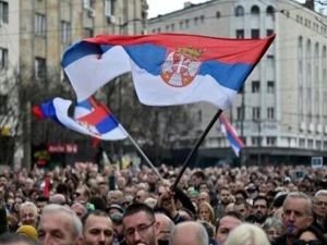 Sırbistan'da göstericiler Cumhurbaşkanı Vucis'in istifasını istedi