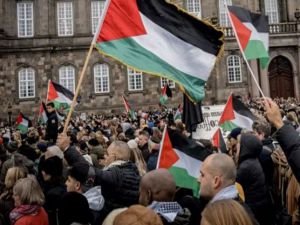 Danimarka'da Filistin'e destek için binlerce kişi yürüdü