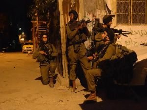 Siyonist işgal rejimi 12 Filistinliyi daha alıkoydu