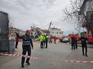 İstanbul'da binanın çöktüğü anlar kamerada