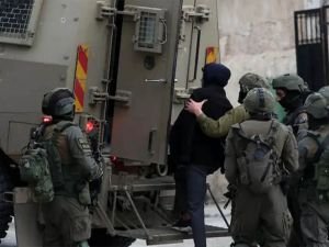 İşgalci siyonistler Batı Şeria'da 25 kişiyi daha esir aldı