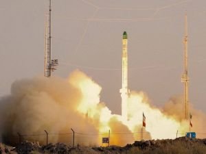 İran ilk kez bir taşıyıcıyla uzaya 3 uydu gönderdi